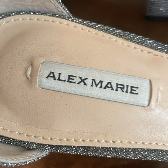 Stylish heels with beautiful design - Picture 5 of 6